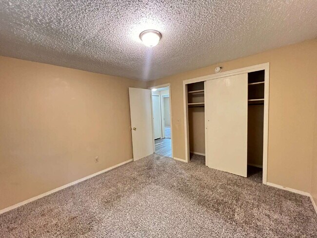 Building Photo - 3 Bedroom Duplex in Hollister