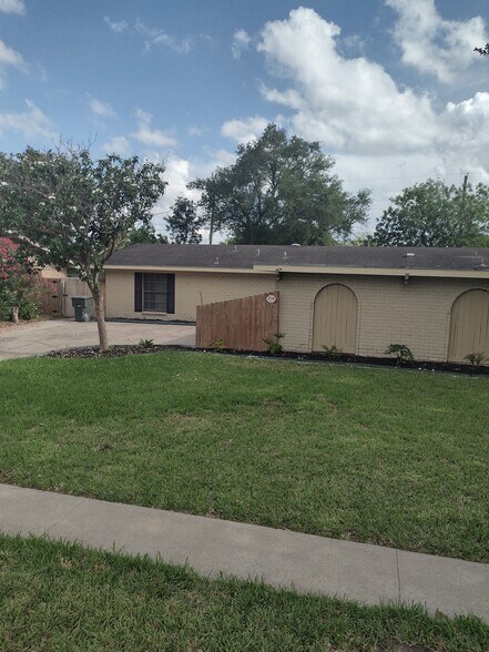 Building Photo - 2220 S Whitehouse Cir