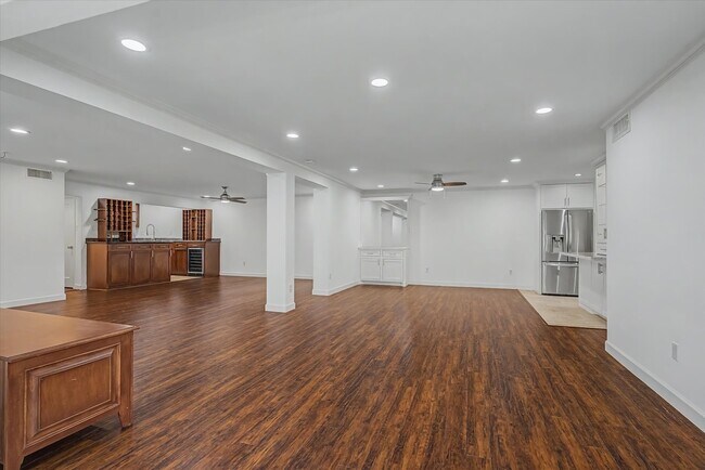 Building Photo - 7575 Katy Fwy