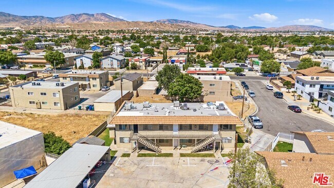 Building Photo - 518 E Ave Q4