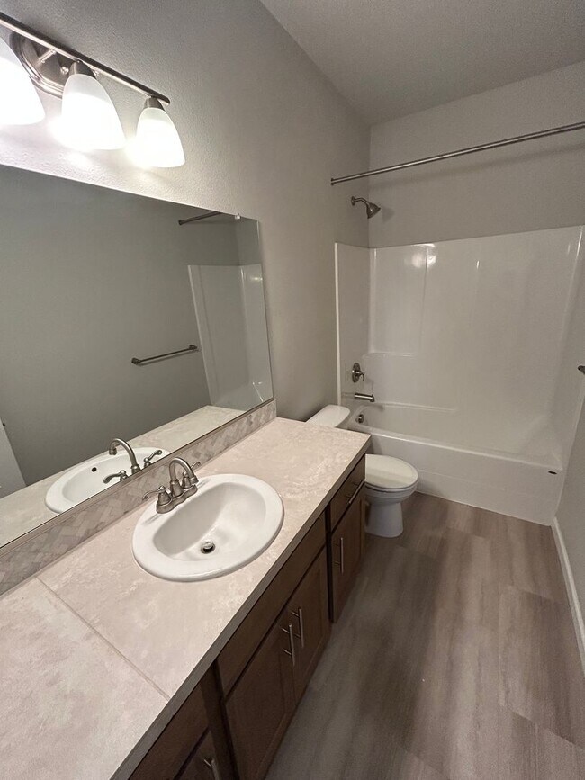 Building Photo - Beautiful 4 Bedroom, 2 Bath Home in Carlton