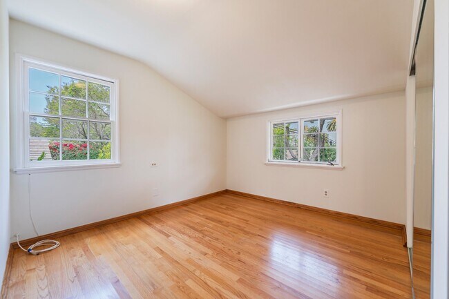 Building Photo - Valmonte 3 bed/3 bath Home plus guest house.
