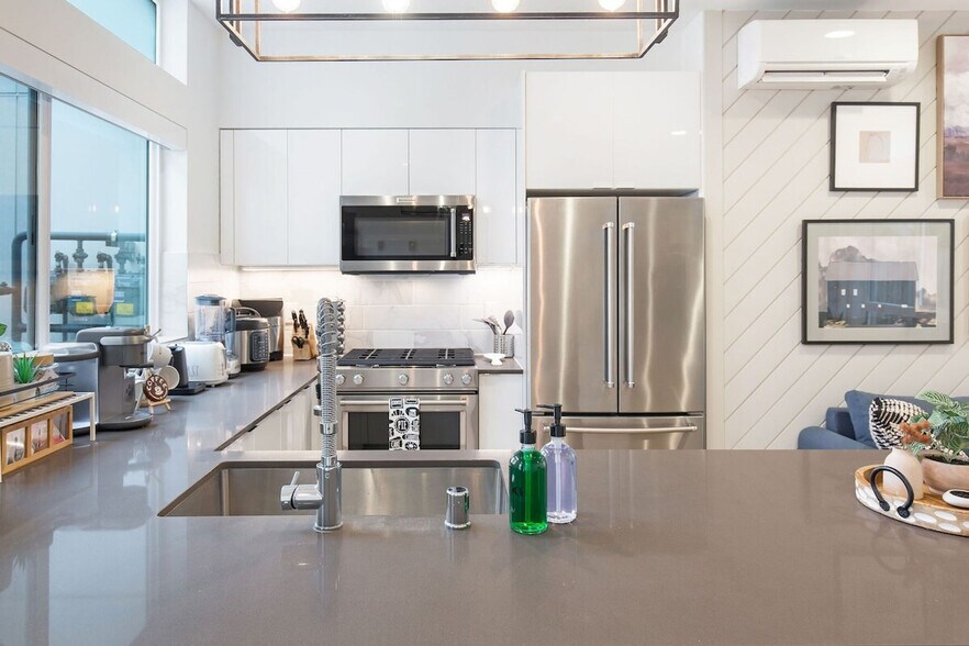 Building Photo - 628 10th Ave E