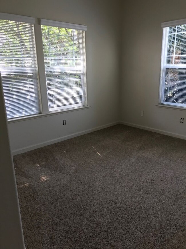 Building Photo - 3 Bedroom Home Close to Gym and Shopping-$1,000 OFF First Month's Rent