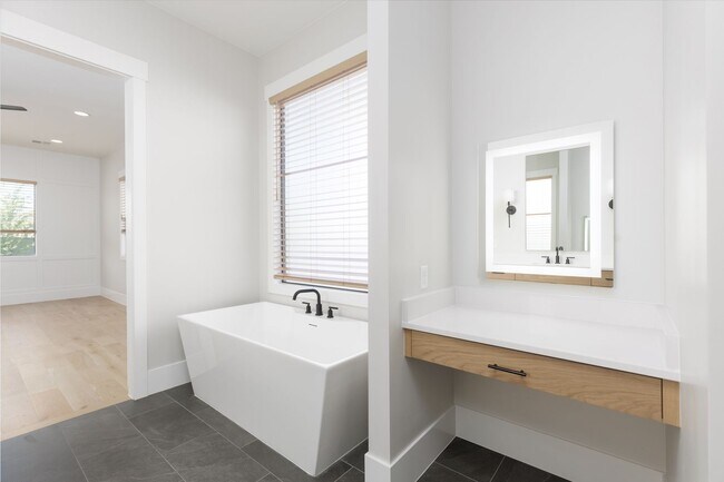 Building Photo - Gorgeous 5 bed | 3.5 bath |  Custom Home with RV Garage in Tonaquint!