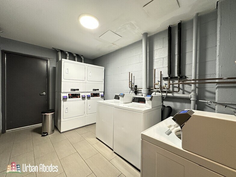 Building Photo - 1212 N La Salle Dr