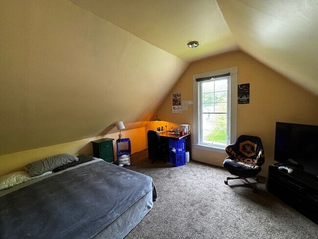 Building Photo - 7 Bedroom House close to Shopping and What...