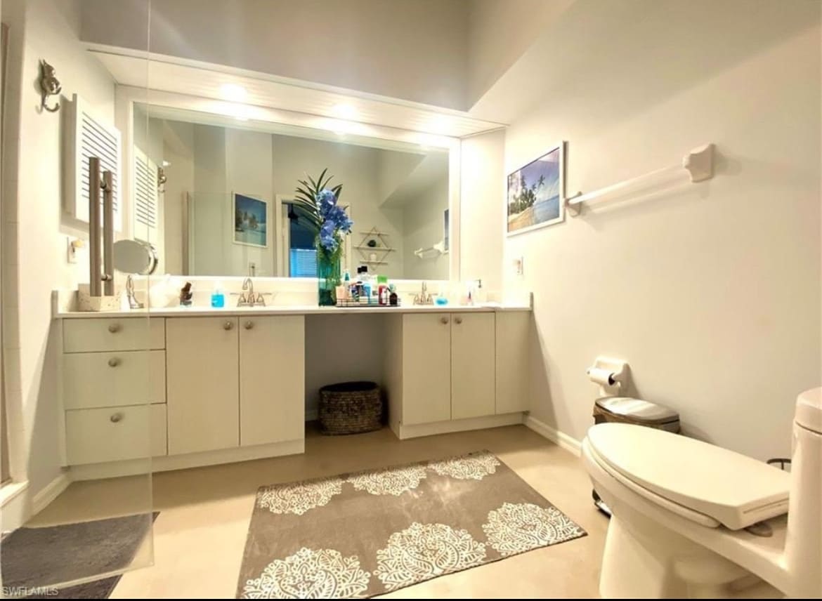 Master bathroom - 6910 Satinleaf Rd N