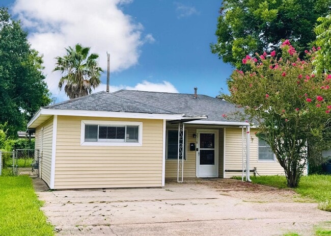 Primary Photo - 2318 Reinerman St