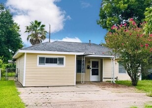 Building Photo - 2318 Reinerman St