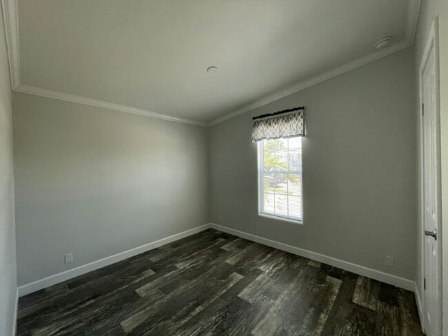Building Photo - 906 Guadeloupe W
