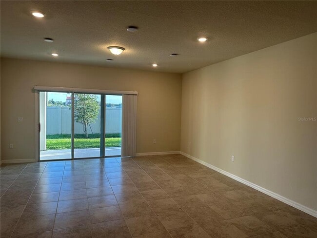 Building Photo - 3079 Emerald Acrs Ln
