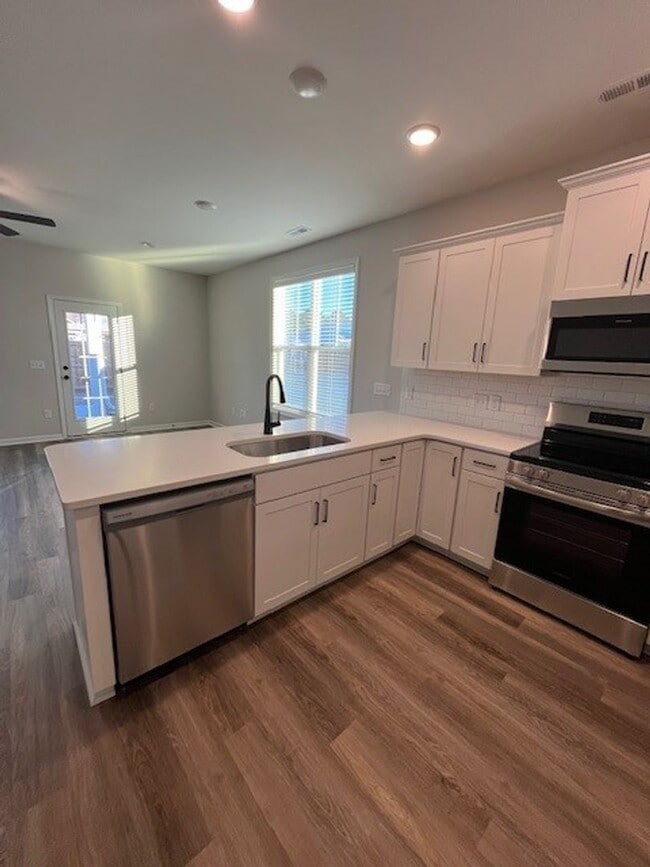 Building Photo - Brand New 3 bedroom 2.5 bath townhome in Leland area