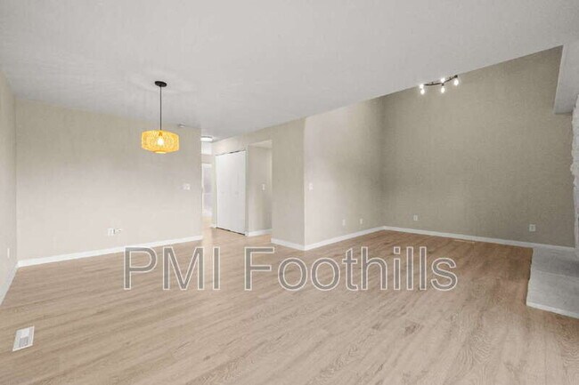Building Photo - 206 S Holman Way