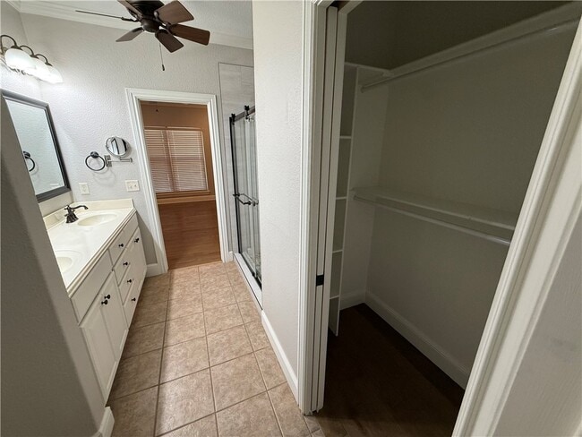 Building Photo - 6665 W Valley View Rd