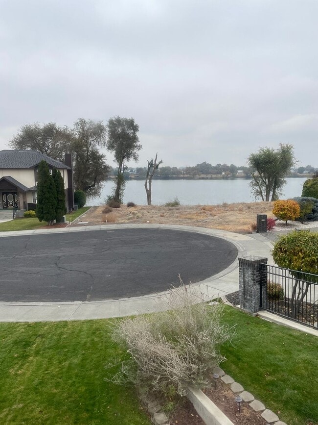 Building Photo - Large 4 Bedroom Home