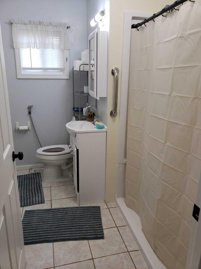 Building Photo - 1053 Pine Tree Dr