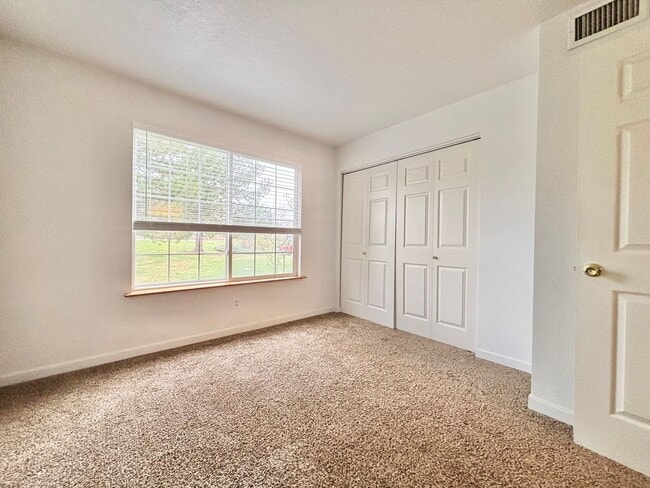 Building Photo - Charming Main floor 2 bed, 2 bath Condo