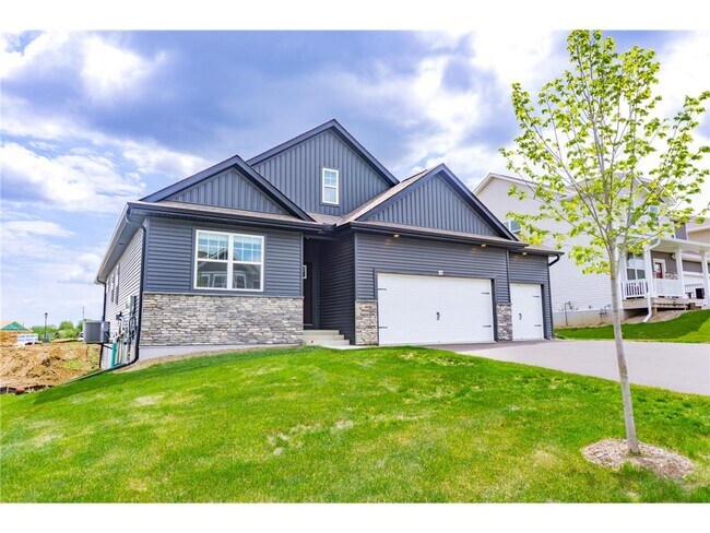 Building Photo - 717 Winterberry Ln