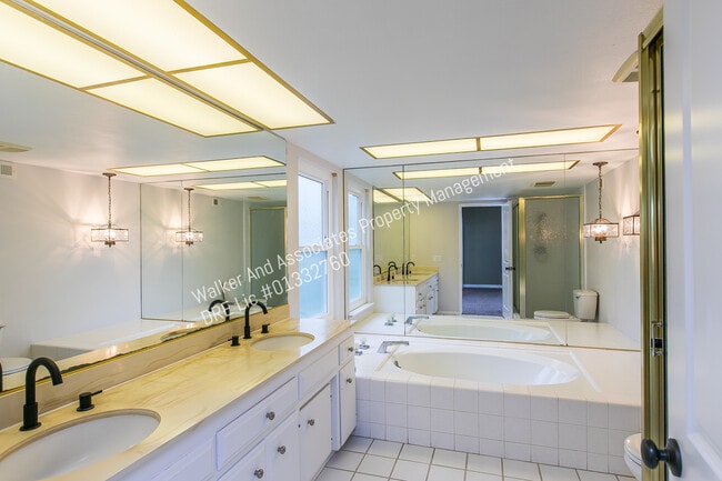 Building Photo - 1062 Foxenwood Dr