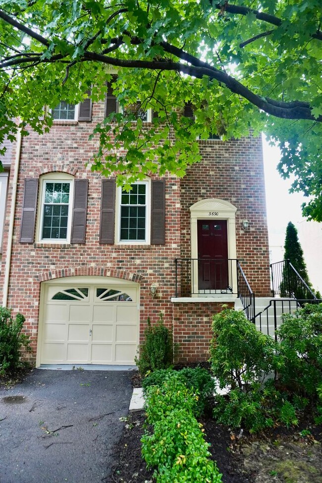 Building Photo - Lovely 3 Bedroom 2.5 Bathroom  Brick Townh...