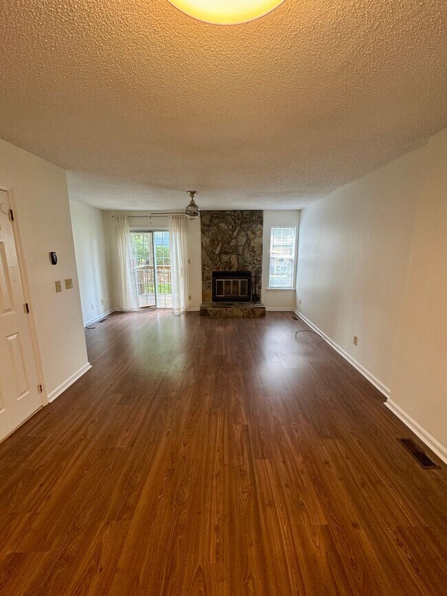 Building Photo - Cozy, 2BR, 2.5BA Townhouse in Raintree