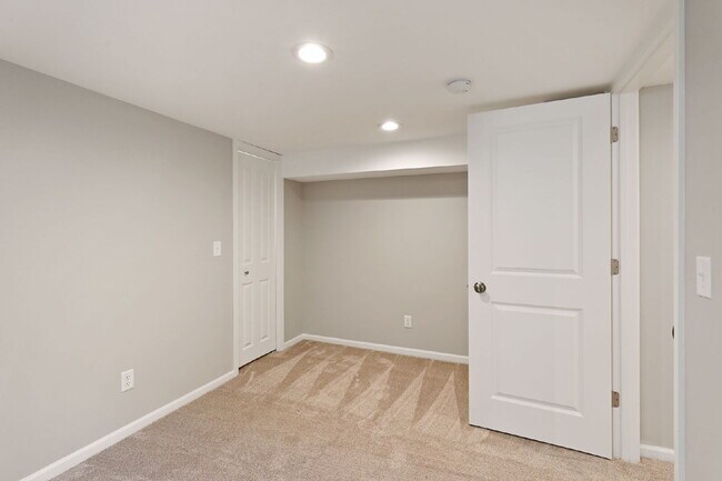 Building Photo - Spacious 4BR/2BA Duplex — Available August...