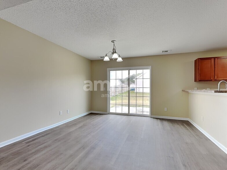 Building Photo - 15 Beacon Ln