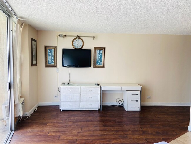 Building Photo - 750 Amana St