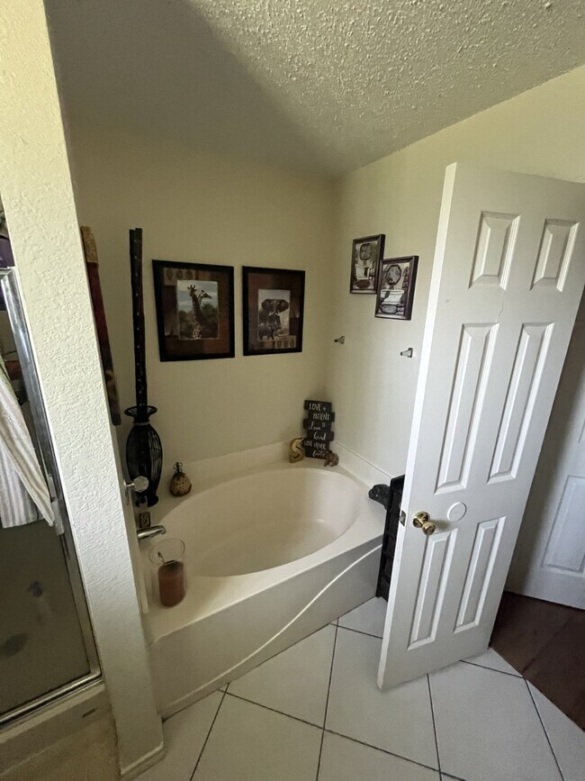 Building Photo - 8424 Cove Meadow Ln