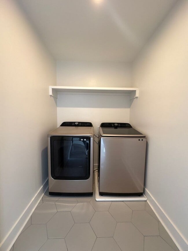 Building Photo - Fully Furnished 5 Bed, 3.5 Bath Located In East Nashville's McFerrin Park Neighborhood! Lawn Care...