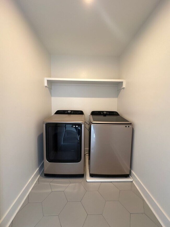 Building Photo - Fully Furnished 5 Bed, 3.5 Bath Located In East Nashville's McFerrin Park Neighborhood w/ Flexibl...