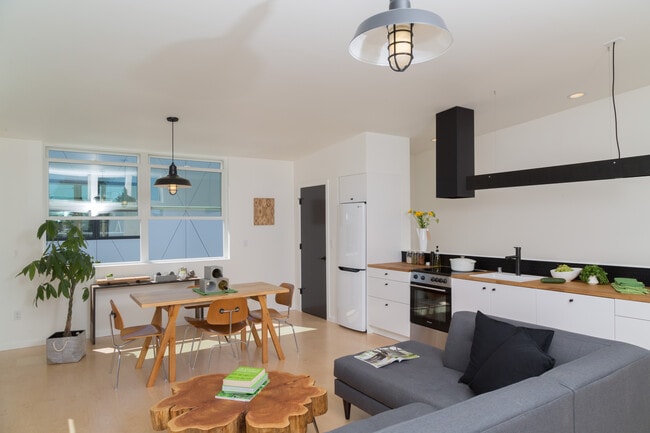 Walk in Pantry - 636 North Prospect Street