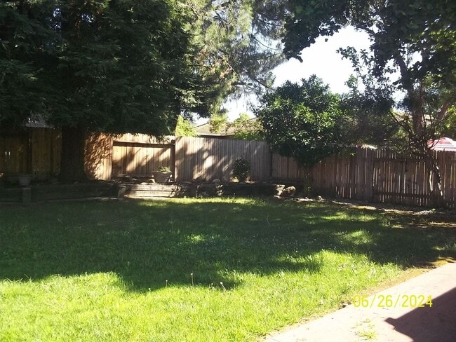 Building Photo - Woodcreek Oaks area home on quiet street