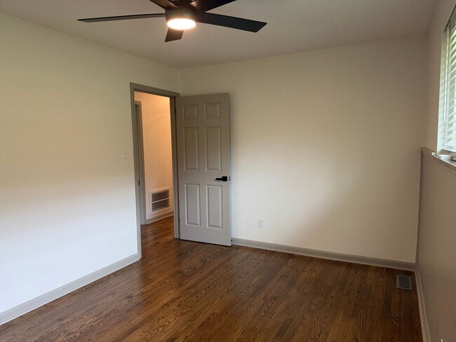 Building Photo - Knoxville 37923 - 3 bedroom 2 bath home located in heart of West Knoxville with separate 1 bedroo...