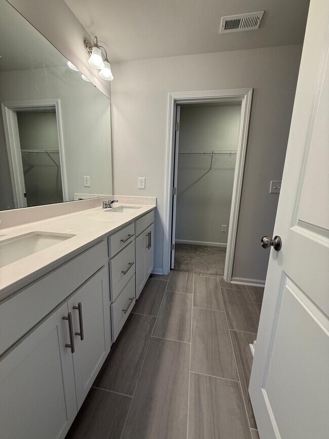 Building Photo - 409 Deercroft Dr