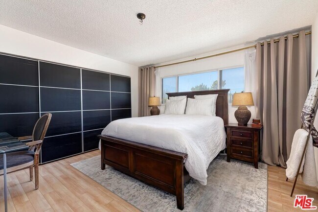 Building Photo - 5805 Whitsett Ave