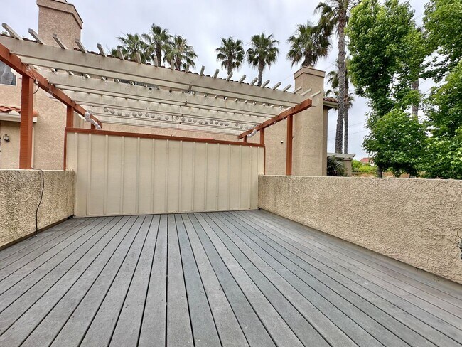 Building Photo - Desirable Tri-level Townhome in Carlsbad!