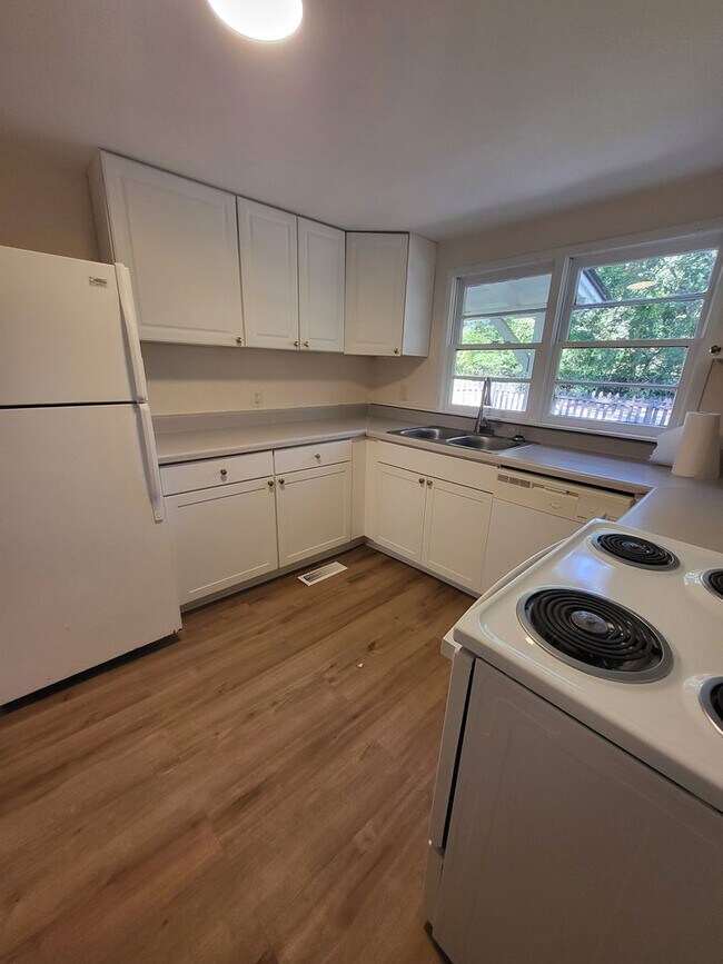 Building Photo - Charming Cottage on the Eastside Available Now