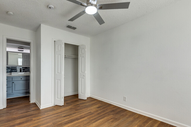 Building Photo - 10575 Starcrest Dr