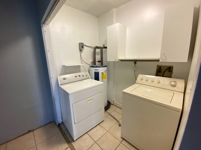 Building Photo - 1409 Madrid Way
