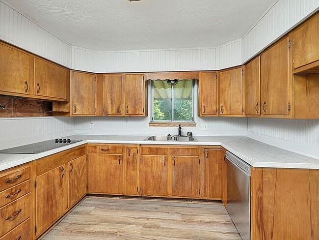 Building Photo - Beautiful 3 bedroom 2 bath charmer… Waitin...