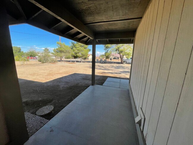 Building Photo - Hesperia-Refurbished- 3 Bedrooms, 2 Bathrooms + Den or Office, Large Property