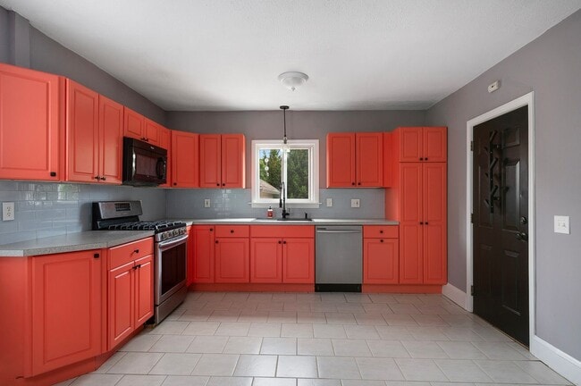 Building Photo - 84 Rochambeau Ave