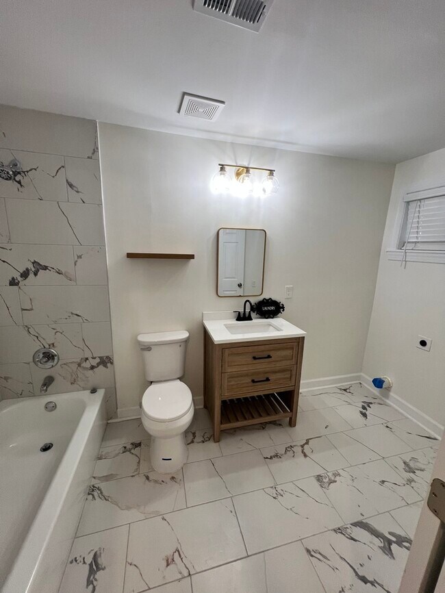Building Photo - Newly Renovated Rental Home