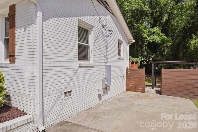 Building Photo - 4239 Dinglewood Ave