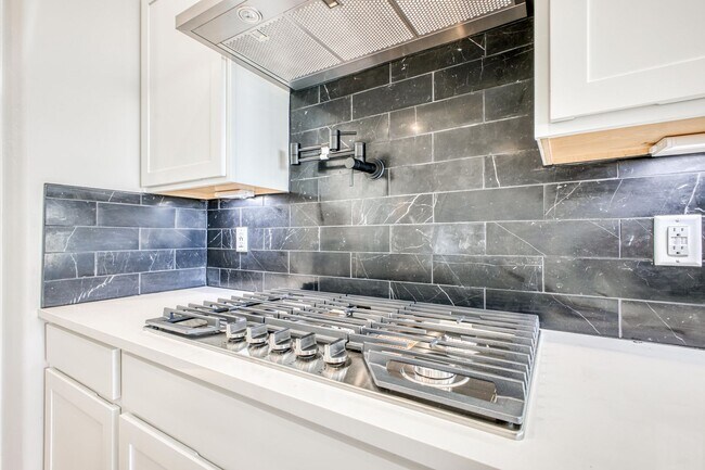 Building Photo - Beautiful East side House 4 bed-2.5 baths, part of The  Club that includes Swimming Pool, Gym, Te...