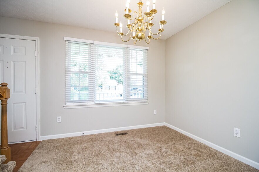 Building Photo - 607 Doral Pointe