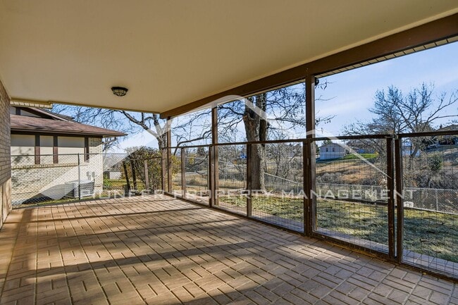 Building Photo - Spacious Home with 2 Car Garage and Centra...