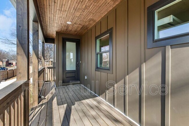 Building Photo - 2134 25th Ave N